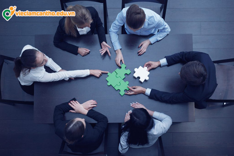 nhân viên cởi mở cảm xúc với nhau hơn