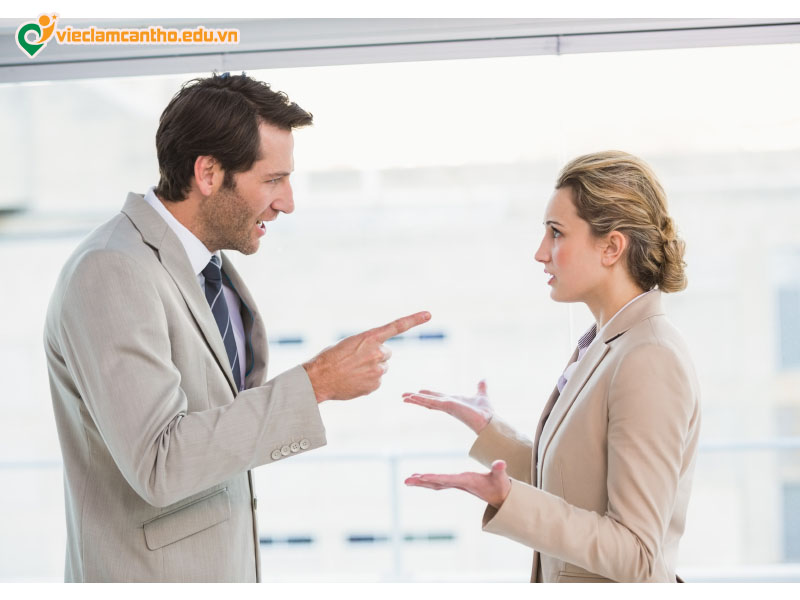 nóng giận với đồng nghiệp ở nơi công sở