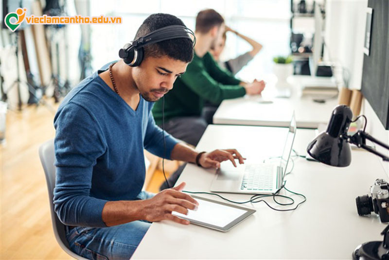 nên sử dụng tai nghe để tránh làm ồn người khác