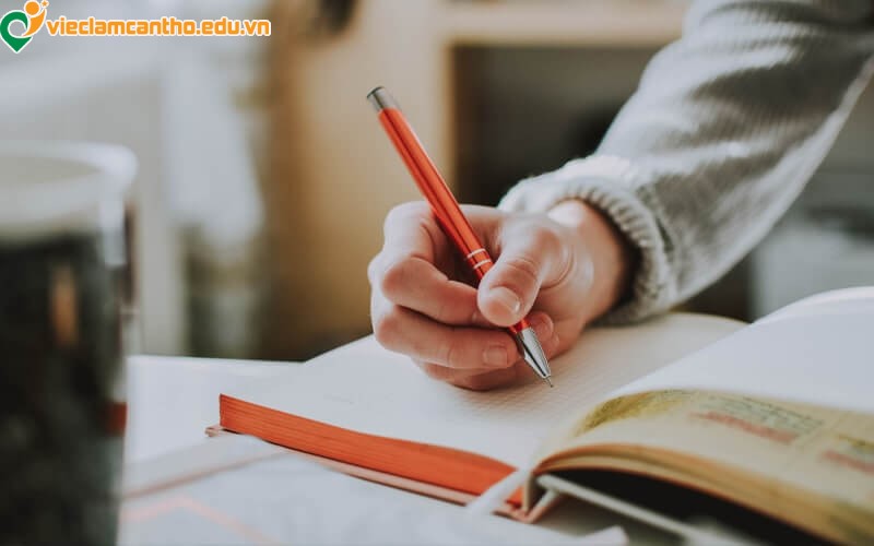 Biên tập viên là gì? Những lưu ý khi làm biên tập viên